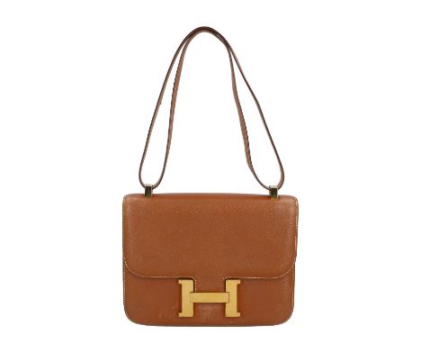 HERMÈS VINTAGE Schultertasche "CONSTANCE 23", Koll.: 1983. Epsom Leder in hellbraun mit vergoldeter Hardware, Constance-Schli