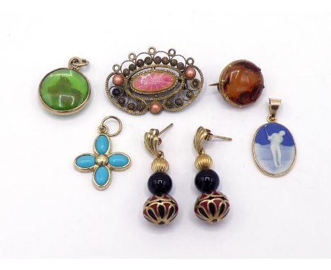 A mixed lot of small jewellery, including a moss agate brooch (yellow mount tests as gold), a four leaf clover pendant and on