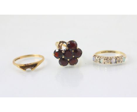 A selection of jewellery, including an untested garnet and 9ct yellow gold dress ring, ring size M, a 9ct yellow gold diamond