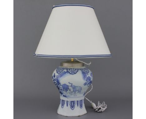 A rare Dutch Delft blue and white vase with elephants, mounted as lamp, late 17th C. H: 30 cm, 55 cm incl. lamp shade