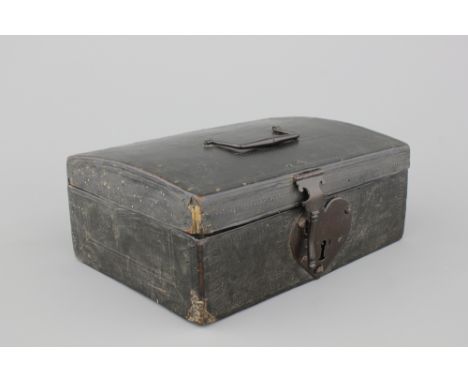 A leather documents chest with a heart-shaped lock, 17/18th C. 26 x 18,5 x 10,5 cm. The interior painted with a mandolin and 