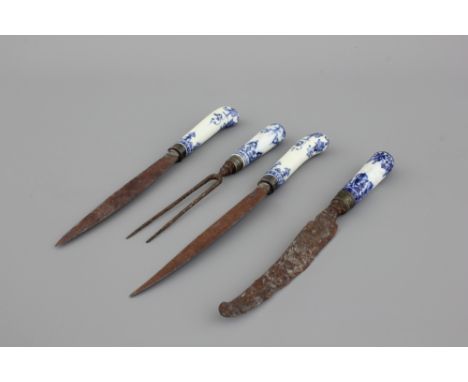 A set of 4 blue and white French Saint-Cloud soft paste knife and fork handles, 18th C. One cracked. L: 26/25/24/20 cm