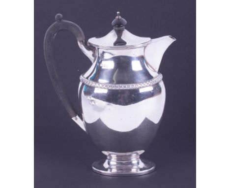 An Edwardian silver hot water/coffee pot, Mappin &amp; Webb, height 22cm, 17.04oz.