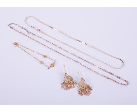 A mixed bag of gold jewellery items to include a 9ct yellow gold 15" flat snake chain, 1.74gm, a rose gold 18" fancy link cha