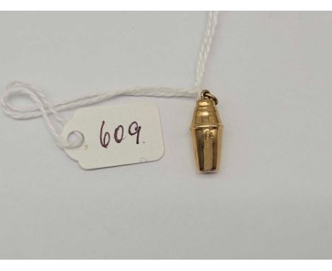 A cocktail shaker charm 9ct