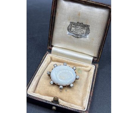 A VINTAGE OPAL 12CT GOLD DIAMOND BROOCH WITH HINGED ATTACHMENT ON THE REVERSE IN ORIGINAL BOX