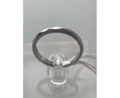 A platinum wedding band size P 4.5 gms