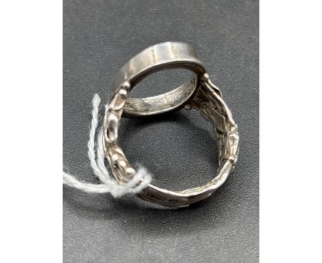 A ornate hallmarked silver ring mount size Z plus one