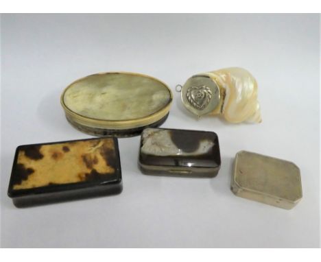 Birmingham silver pill / snuff box together with an oval horn box and cover and three various snuff boxes (5) 