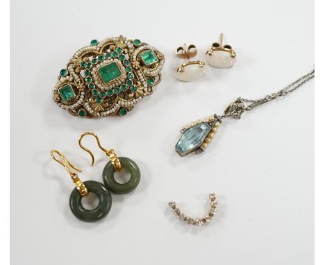 Sundry jewellery including a 19th century Austro-Hungarian gilt white metal, emerald and seed pearl cluster set brooch, 38mm,