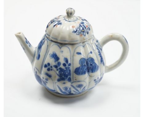 A small Chinese blue and white teapot, Kangxi, 10cm