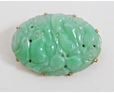 A yellow metal mounted carved jade brooch, length 4.2cm, gross wt. 16g.