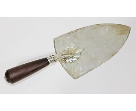 A hallmarked silver presentation trowel with wooden handle, lacking inscription, length 27cm, gross wt. 10oz. by Mappin and W