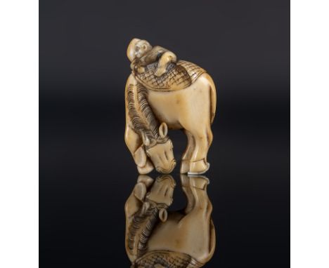 Japanese Art An ivory netsuke depicting a monkey riding a horse Japan, 19th century . . Cm 5,50.