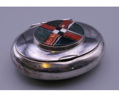 A silver and agate snuff box. 9 cm wide.