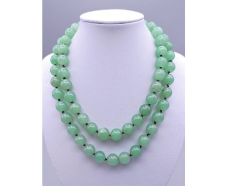 A string of jade beads. 82 cm long.