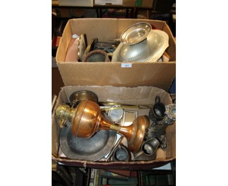 A TRAY OF COLLECTABLES TO INCLUDE A SMITHS MANTEL CLOCK, HORSE BRASSES, ETC 