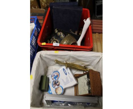 A QUANTITY OF SUNDRIES AND COLLECTABLES TOGETHER WITH A QUANTITY OF LINEN 