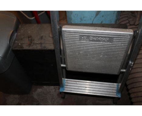 A SET OF STEPS, CARPENTERS TOOL BOX AND CONTENTS 