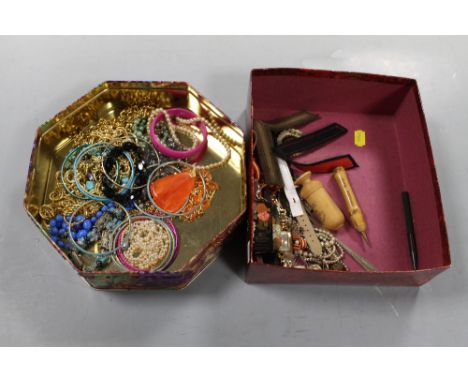 A BOX OF COLLECTABLES TO INCLUDE A LIGHTER, WATCHES, ETC TOGETHER WITH A TRAY OF ASSORTED NECKLACES, ETC 