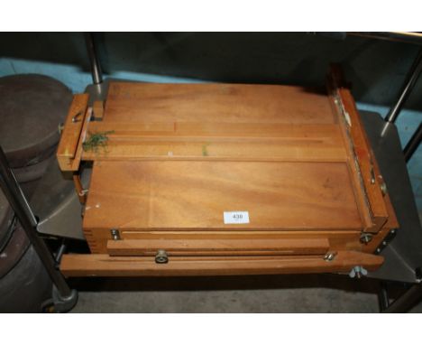 A FOLDING ARTISTS EASEL 