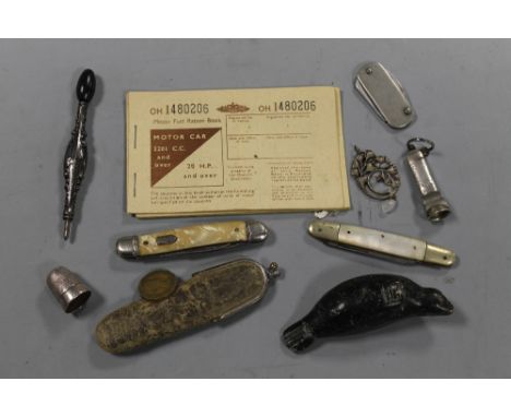 A SILVER CIGAR CUTTER TOGETHER WITH A QUANTITY OF PEN KNIVES AND COLLECTABLES, ETC 