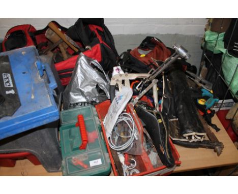 A QUANTITY OF ASSORTED TOOLS, TO INCLUDE VARIOUS HAND SAWS TOGETHER WITH A SMALL QUANTITY OF BIKE ACCESSORIES, ETC