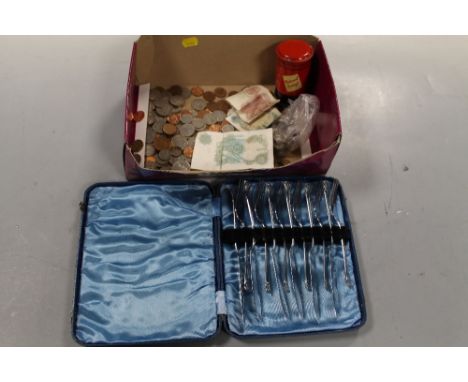 A BOX OF COLLECTABLES TO INCLUDE COINS, NOTES, CASED FLATWARE, ETC