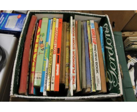 A BOX OF CHILDREN'S ANNUALS TO INCLUDE BARBIE, CAT IN THE HAT BOOKS, MAGIC ROUNDABOUT, ETC