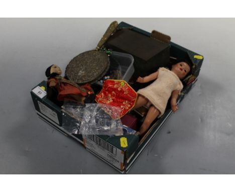 A TRAY OF COLLECTABLES AND SUNDRIES