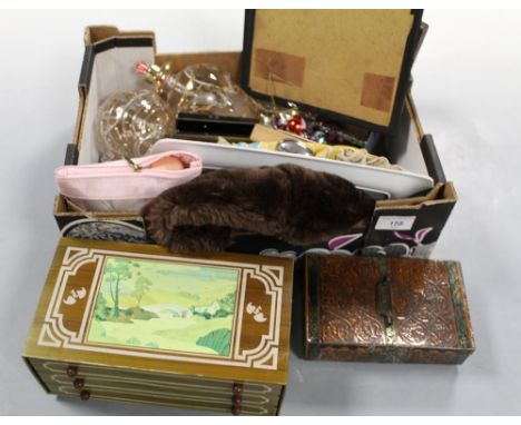 A TRAY OF COLLECTABLES TO INCLUDE COSTUME JEWELLERY, GLASSWARE, HAT, ETC