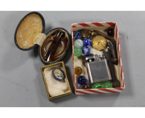 A BOX OF COLLECTABLES TO INCLUDE BADGES, MARBLES, ETC