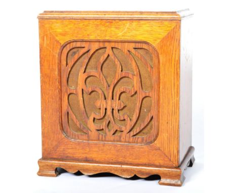 Kolster Brands / Linear - A vintage 20th Century Art Deco oak cased radio of square form having a carved oak panel speaker fr