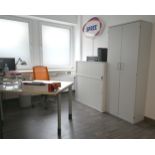 1 Posten Büromöbel u.a. Monitore Dell u.a.,
