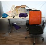1 Bürotisch mit Stuhl, Büromaterial, Gläser, Fan T-Shirts, u.a. Asp.