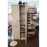 1 Posten Büromöbel, TV Samsung, Multifunktionsdrucker Epson,