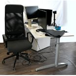 1 Posten Büromöbel, modernes Sofa, 2 Schreibtische, 2 Bürostühle, Monitore Dell u.a, Asp. / Gsp.