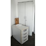 1 Rauminhalt mit Schreibtisch, Stuhl, Schränken, Whiteboard, u.a. Asp.