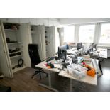 1 Rauminhalt mit 4 Arbeitsplätzen Büromöbel, PCs, Monitore VR Brillen divers,