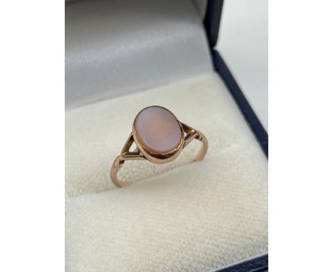 Antique ladies 18ct gold ring set with a cameo style stone/ Agate stone. Ring size K. [Weighs 1.53grams] 