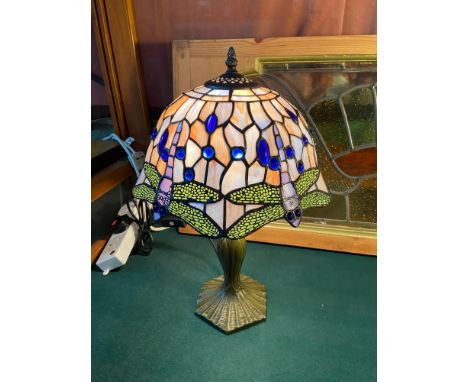 Tiffany style dragon fly design table lamp. In a working condition. [45cm height] 