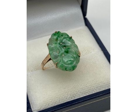 Antique 9ct gold ladies ring set with a piece of hand carved jade. Ring size M 1/2. [Weighs 2.74grams] [Jade 1.8x1.2cm] 