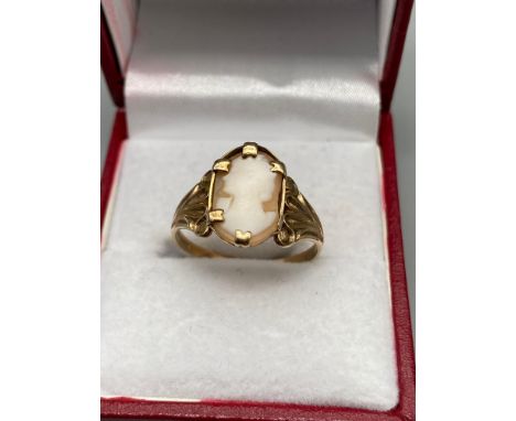 A Ladies 9ct gold cameo ring. [Ring size R][2.28GRAMS] 