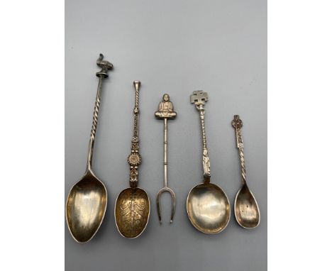 A Lot of 5 various silver flat wares which includes Sheffield silver ostrich topped tea spoon produced by Cooper Brothers. Bi