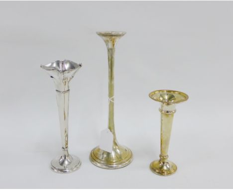 Contemporary London silver candlestick and two silver bud vases, tallest 25cm high (3) 