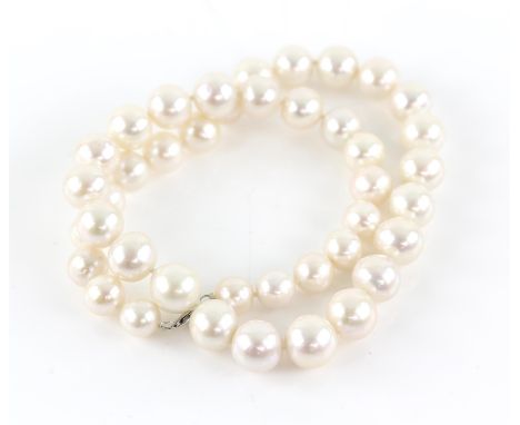 AMENDED DESCRIPTION South Sea pearl necklace, graduating pearl necklace, pearl size 13.4 to 10.0mm, with a platinum clasp, le