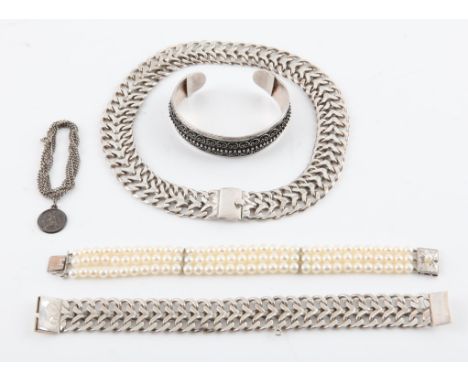 Pearl bracelet and some silver jewellery, three row pearl bracelet with a silver clasp, length 18.5cm, together with a Mexica