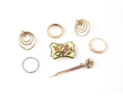 Selection of mixed gold jewellery, including a peridot and seed pearl bar brooch in stamped 9 ct gold, a pair of circle earri