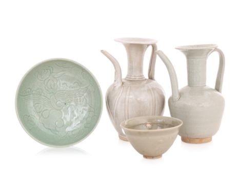 A GROUP OF FOUR ASSORTED WARES
Two pale-blue glazed ewers, a celadon tea bowl, and a Korean style dish with underglaze crane 