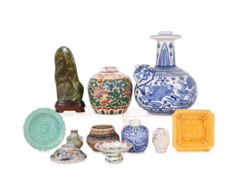 A GROUP OF ASSORTED CERAMICS AND A JADE BOULDER
A blue and white kendi, a crackle glazed jarlet with ruyi head border to shou